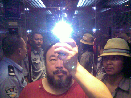 Ai Weiwei avec la rockstar Zuoxiao Zuzhou dans l’ascenseur, placé en garde à vue par la police Sichuan, Chine août 2009