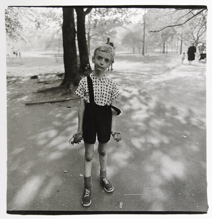 Enfant avec une grenade en plastique dans Central Park, New York 1962 / Child with a toy hand grenade in Central Park, N.Y.C. 1962