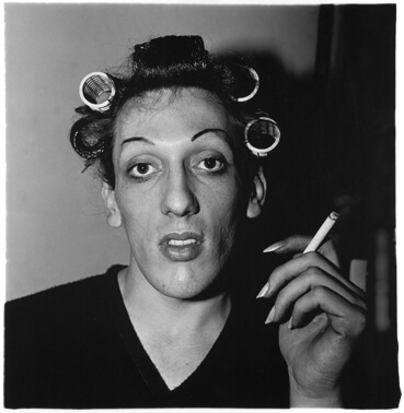 Jeune homme en bigoudis chez lui, 20e Rue, N.Y.C. 1966 / A young man in curlers at home on West 20th Street, N.Y.C. 1966
