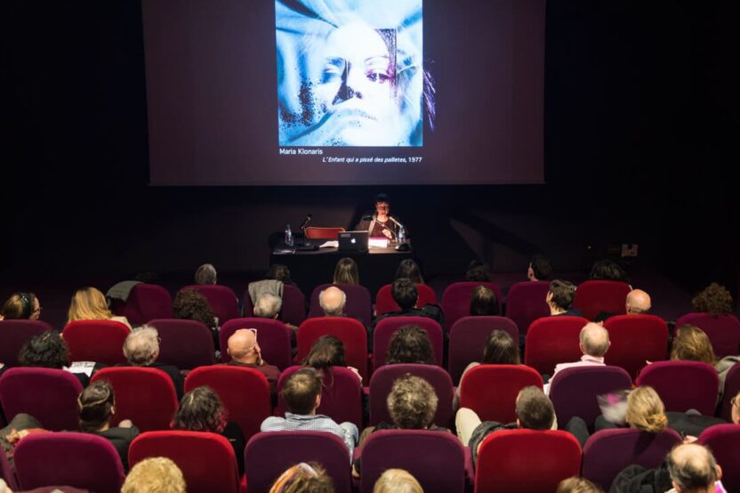Salle de cinéma avec un public assis devant l’écran