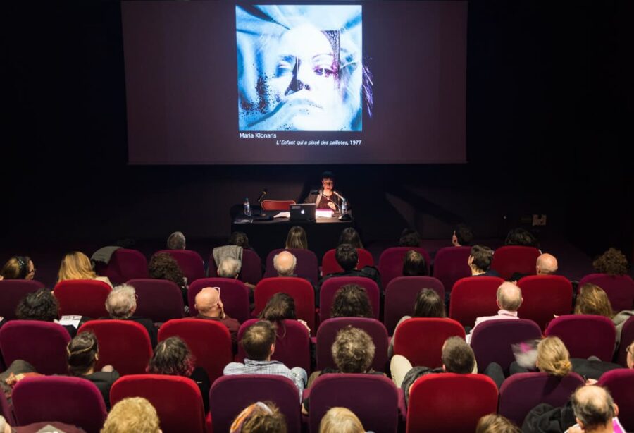 Salle de cinéma avec un public assis devant l’écran