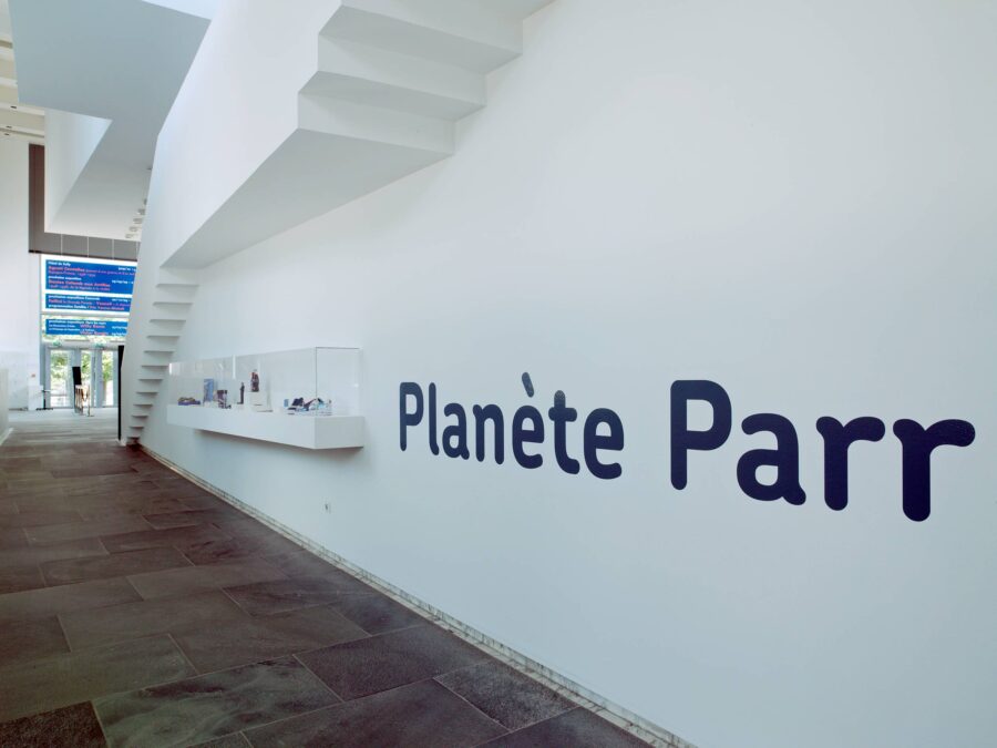 Vue de l'exposition Planète Parr. La collection de Martin Parr