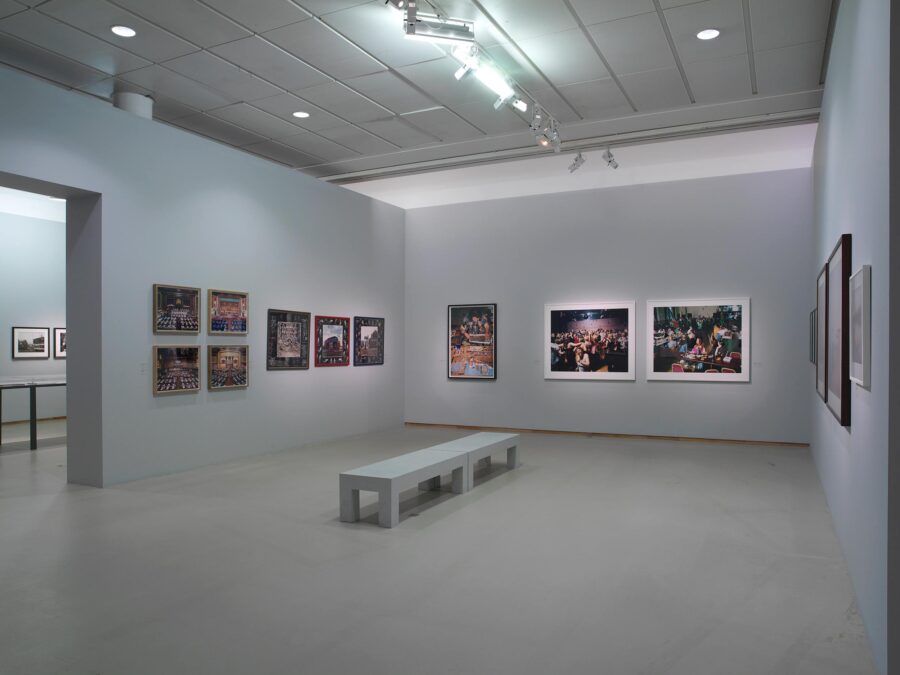 Vue de l'exposition Planète Parr. La collection de Martin Parr