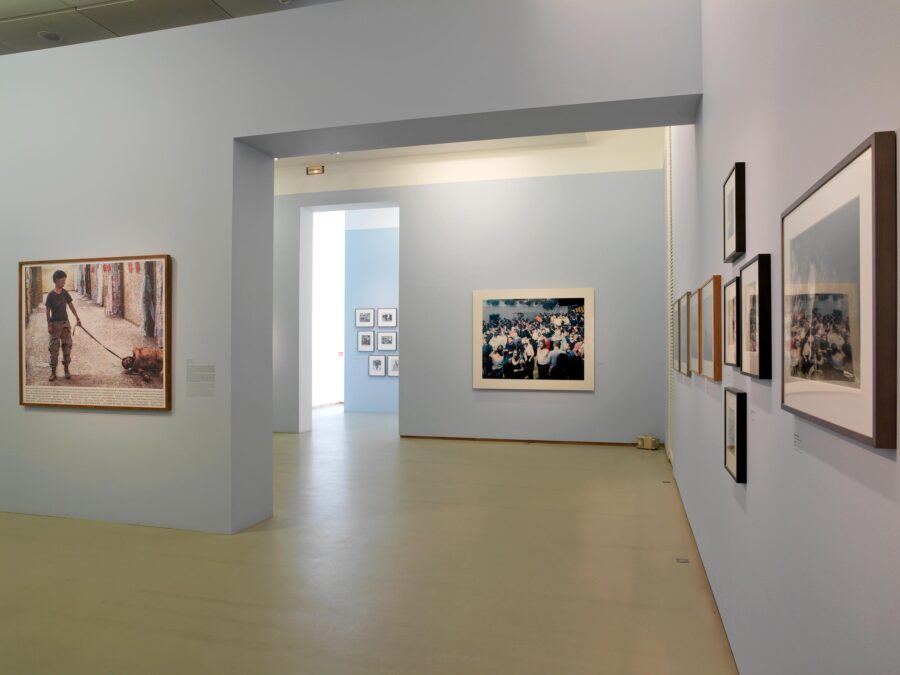 Vue de l'exposition Planète Parr. La collection de Martin Parr