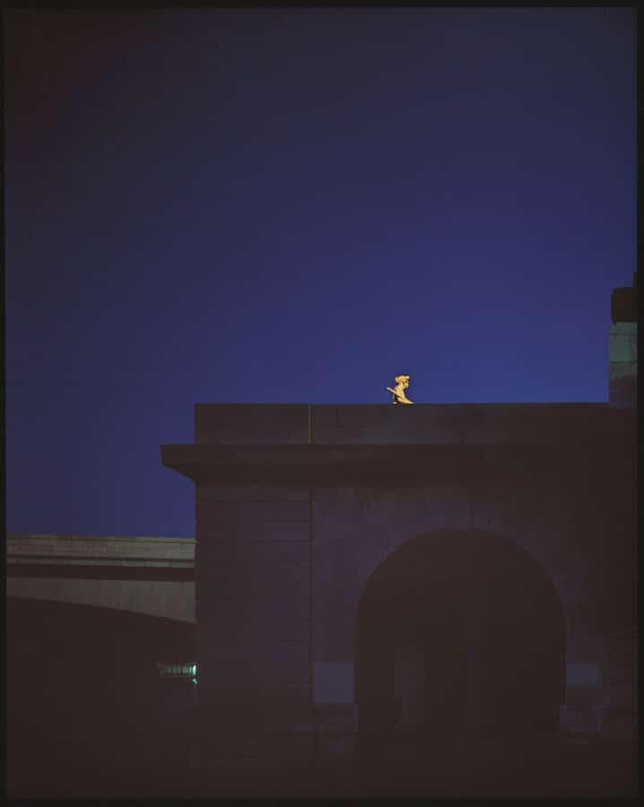 Vue nocturne d’une pile de pont et d’une statue illuminée