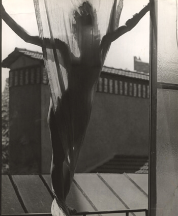 Marguerite von Sivers sur le toit du studio 9, rue Delambre