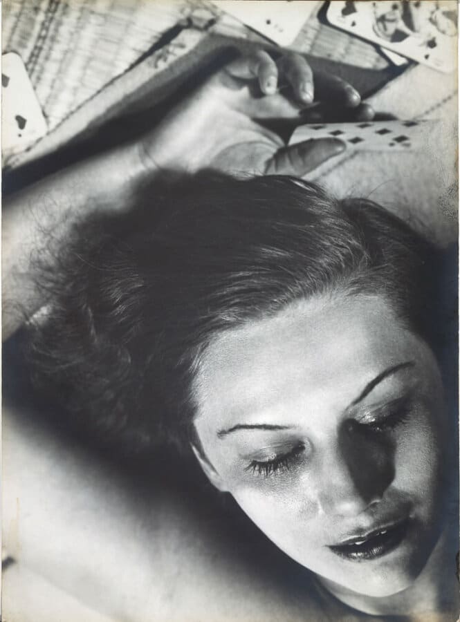 Femme aux cartes