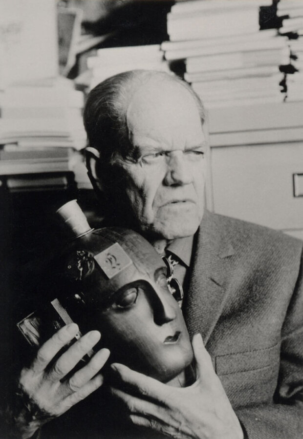 Raoul Hausmann tenant sa sculpture-assemblage L’Esprit de notre temps