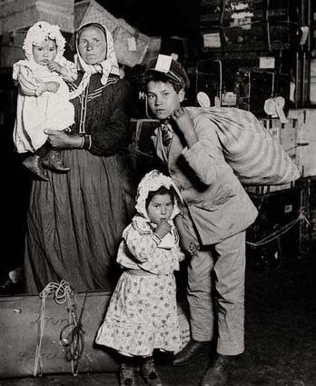 Une famille italienne à la recherche d’un bagage égaré. Ellis Island, 1905