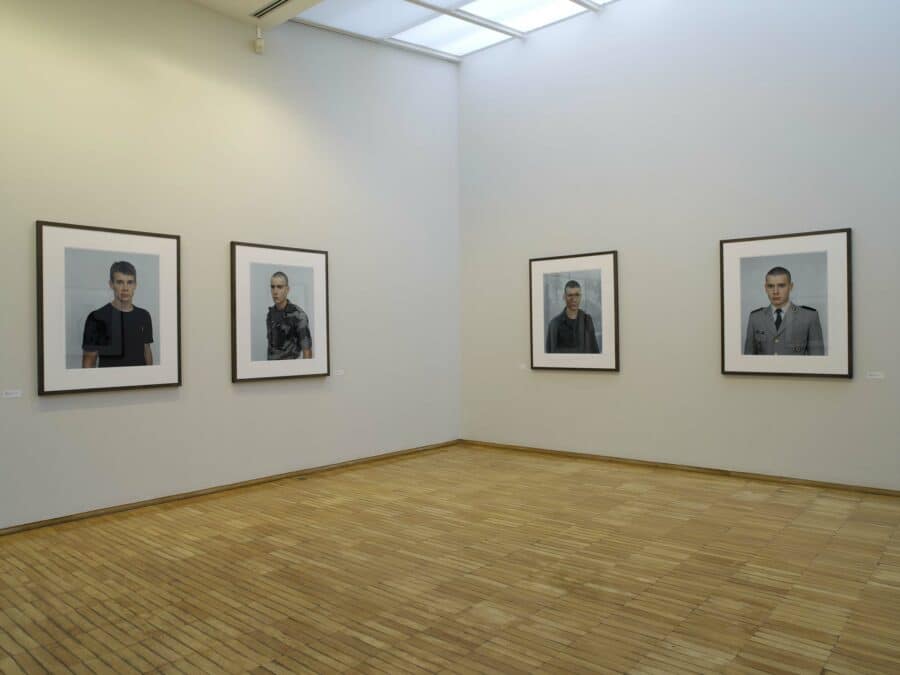 Vue de l'exposition Rineke Dijkstra, photographies et vidéos, 1991-2004