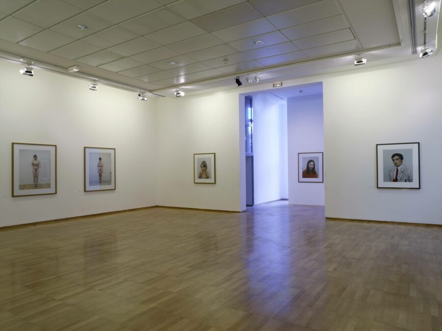 Vue de l'exposition Rineke Dijkstra, photographies et vidéos, 1991-2004