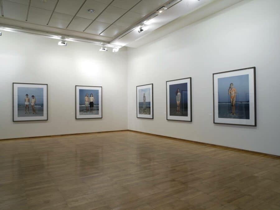 Vue de l'exposition Rineke Dijkstra, photographies et vidéos, 1991-2004