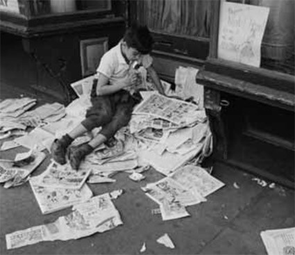 Enfant lisant des bandes dessinées dans une rue de New York