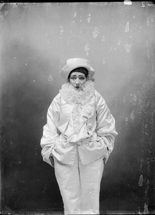 Sarah Bernhardt, Pierrot dans la pantonime Pierrot Assassin