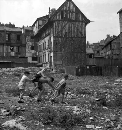Enfants dans la rue du Rempart-Martainville, Rouen