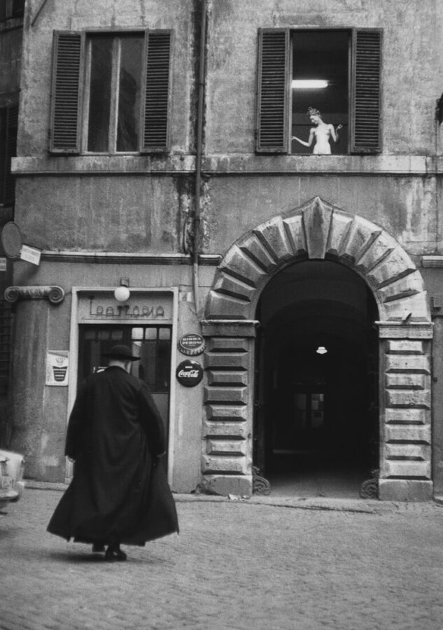 Prêtre devant une trattoria, Rome