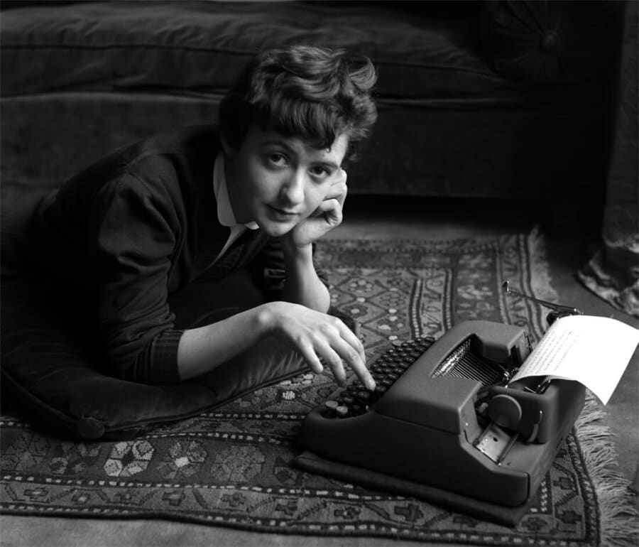 Françoise Sagan chez elle, lors de la sortie de son premier roman Bonjour tristesse