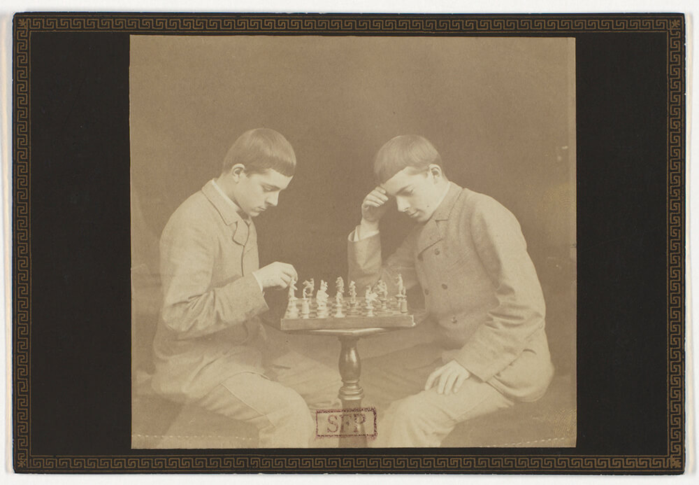 Frédéric Laporte, <i></noscript>Autoportrait dédoublé jouant aux échecs</i> [Double self portrait playing chess], 1886. Collection Société française de photographie.