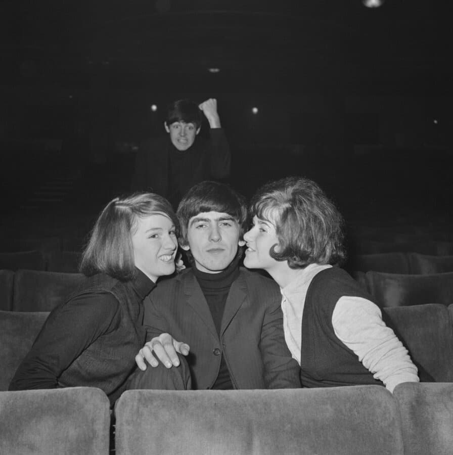George Harrison au Gaumont Cinema, Doncaster (Royaume-Uni), 10 December 1963. Photo Mark and Colleen Hayward/Getty Images