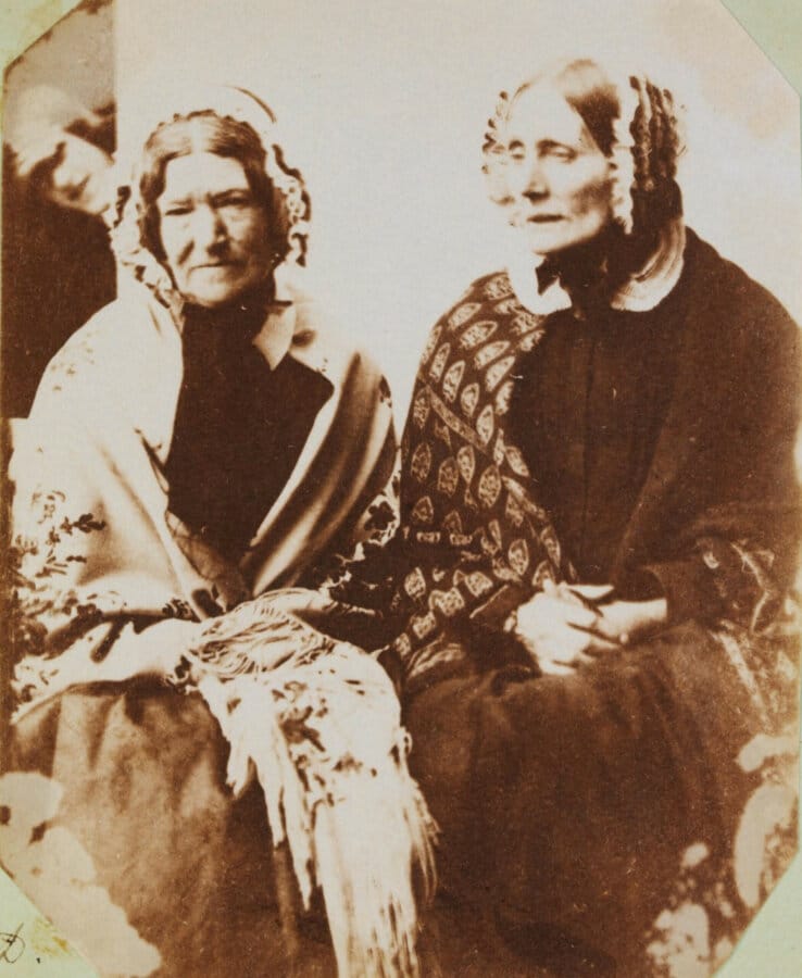 Mary Dillwyn (1816-1906), Sally et Mrs Reed, circa 1853, épreuve sur papier salé, The National Library of Wales.