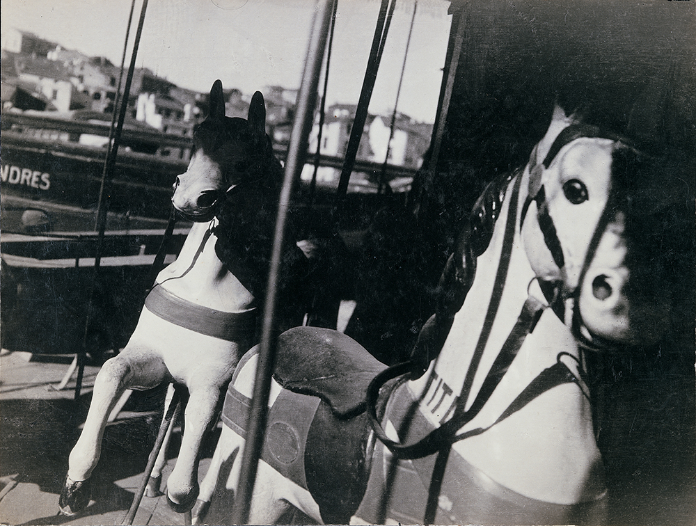 Florence Henri, Carrousel, Chevaux de manège, 1928. Épreuve gélatino-argentique, 22,0 x 28,8 cm. Florence Henri © Galleria Martini & Ronchetti.