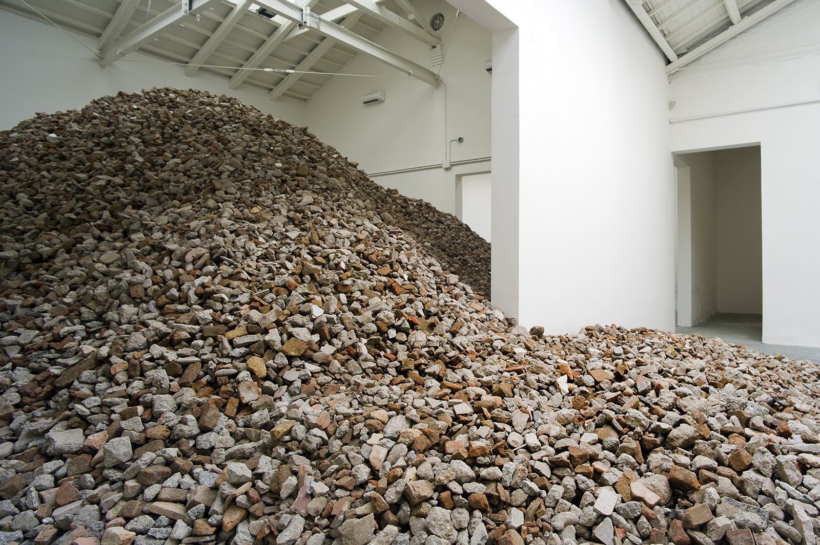 Lara Almarcegui, <i>Construction materials</i>, pavillon espagnol lors de la Biennale de Venise, 2013. Photo Ugo Carmeni © Lara Almarcegui