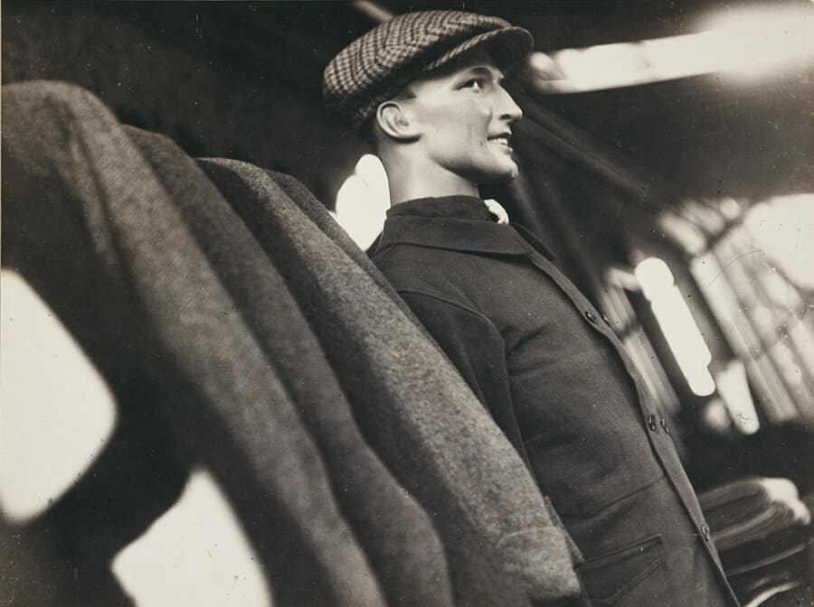 Florence Henri, Mannequin de tailleur, 1930-1931. Épreuve gélatino-argentique d’époque, 17,1 x 22,8 cm. Collection particulière, courtesy Archives Florence Henri, Gênes. Florence Henri © Galleria Martini & Ronchetti