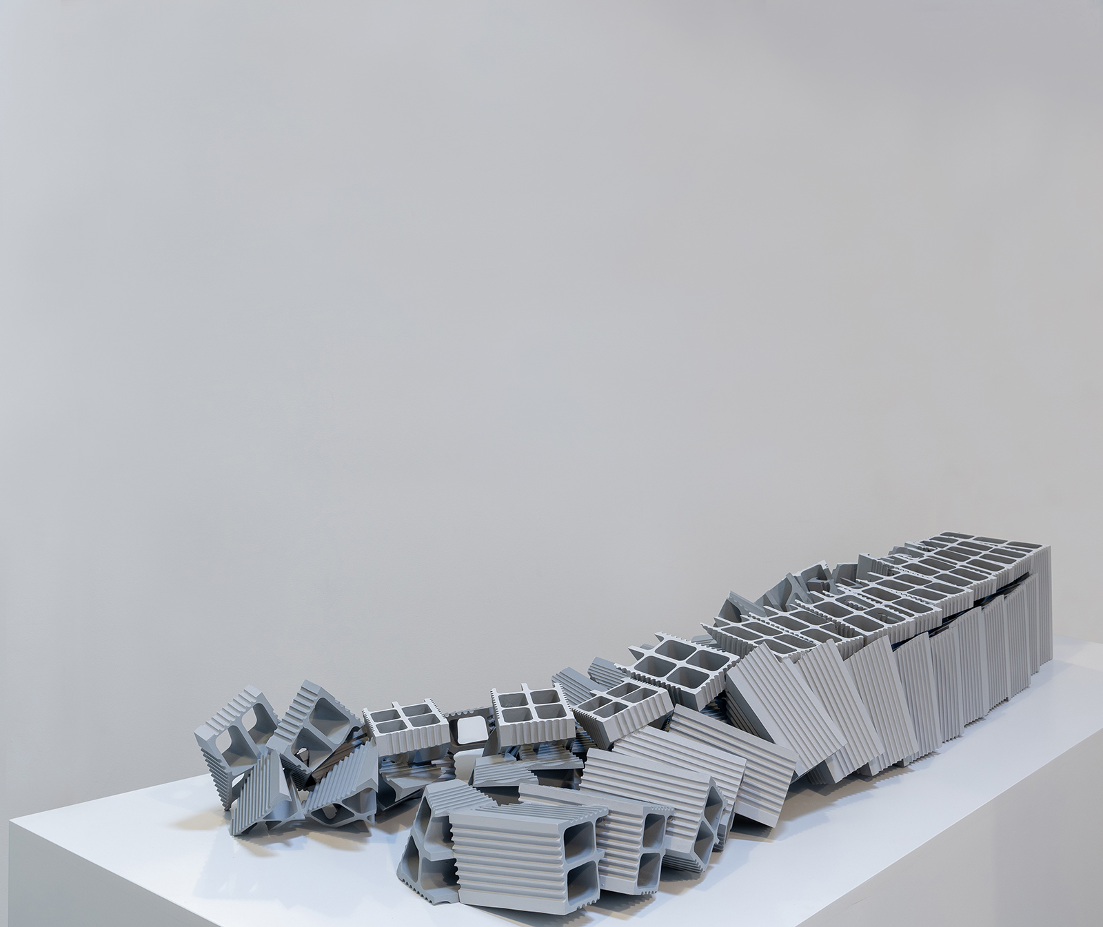 Nazgol Ansarinia. <i>Ceramic Brick</i> [Brique de céramique],  projet “Demolishing buildings, buying waste” [démolir des bâtiments, acheter des déchets], 2017, Poly-urethane, paint. Vue de l'installation, Green Art Galery, Dubai, 2018. Photo: Seeing Things – Musthafa. Courtesy de l’artiste et de Green Art Gallery, Dubaï.