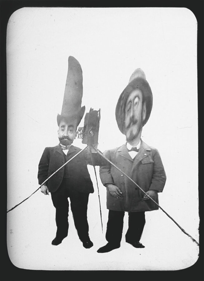 Léon Gimpel, Photographie dans un miroir déformant, 1900. Courtesy éditions Textuel © 2015 Collection privée