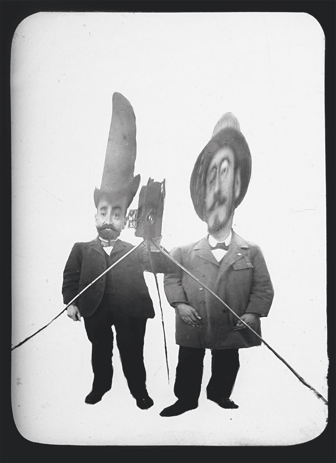 Léon Gimpel, Photographie dans un miroir déformant, 1900. <br>Courtesy éditions Textuel © 2015 Collection privée