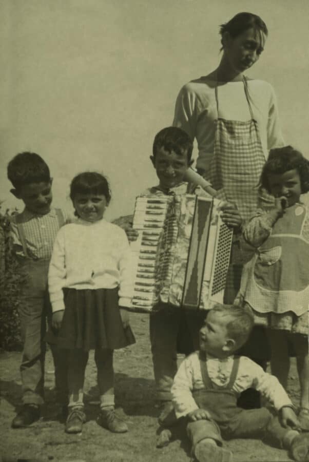 Moira Ricci, 20.12.53 – 10.08.04 (avec les frères et la cousine), 2004–2014
