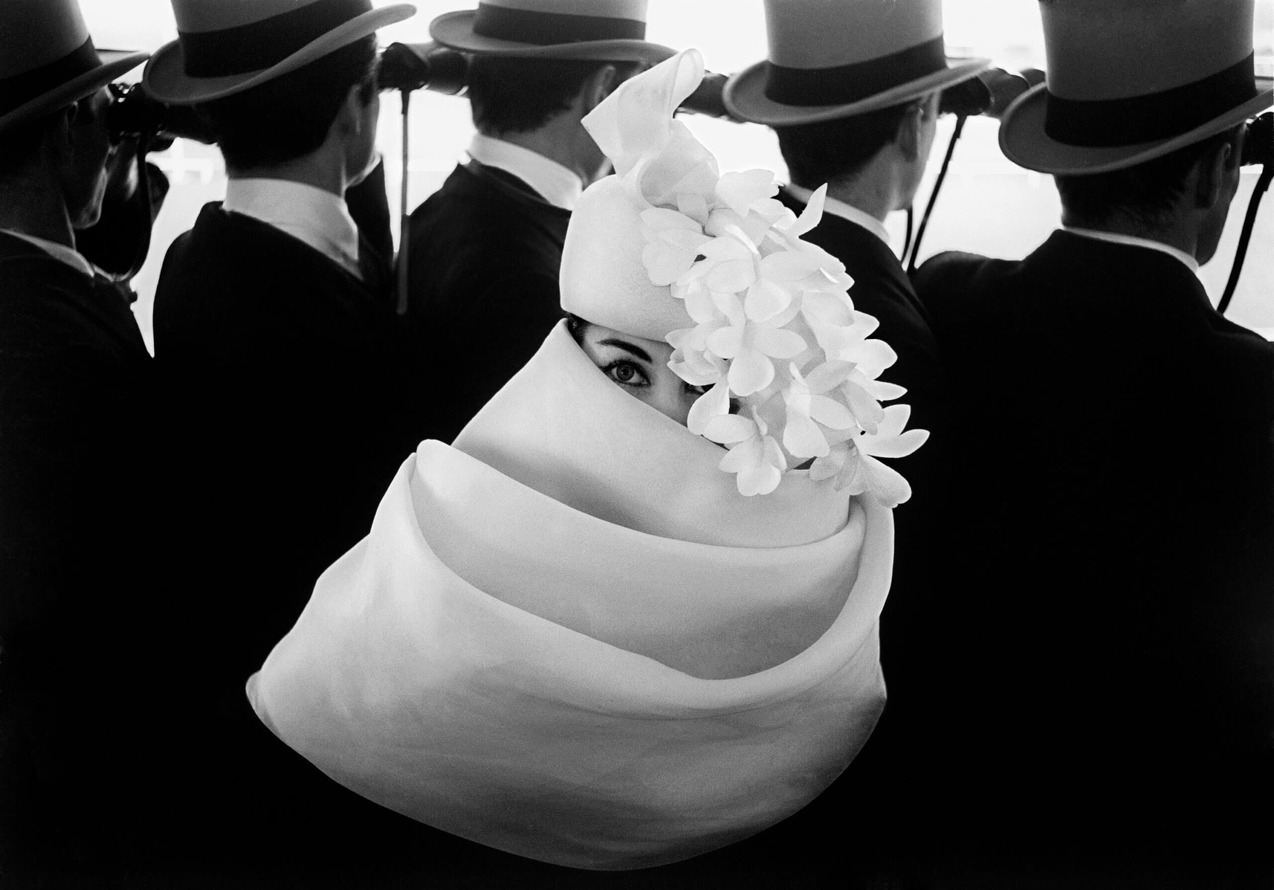 France, Paris, chapeau Givenchy, pour Jardin des Modes, 1958