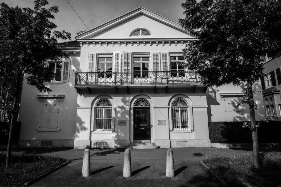 Série “Offshore Tour”, Gare de Bâle CFF. Photographie Wilfried Bartoli, RYBN.ORG, 2018-2020