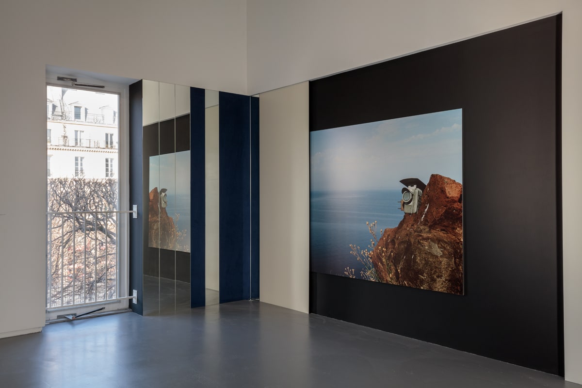 Vue de l'exposition « Fata Morgana » au Jeu de Paume, installation de Constance Nouvel, Augure, 2022