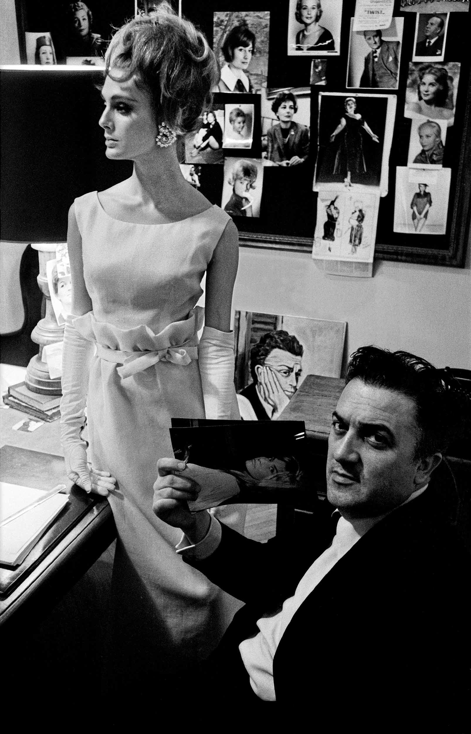Deborah Dixon et le réalisateur Federico Fellini, haute couture italienne, Rome, Italie, pour <em>Harper's Bazaar</em>,