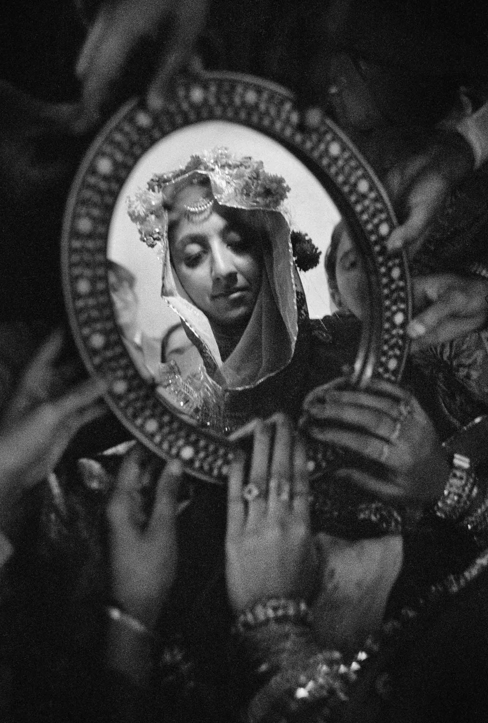 Mariage musulman, fiancé découvrant le visage de sa fiancée dans un miroir, Pakistan