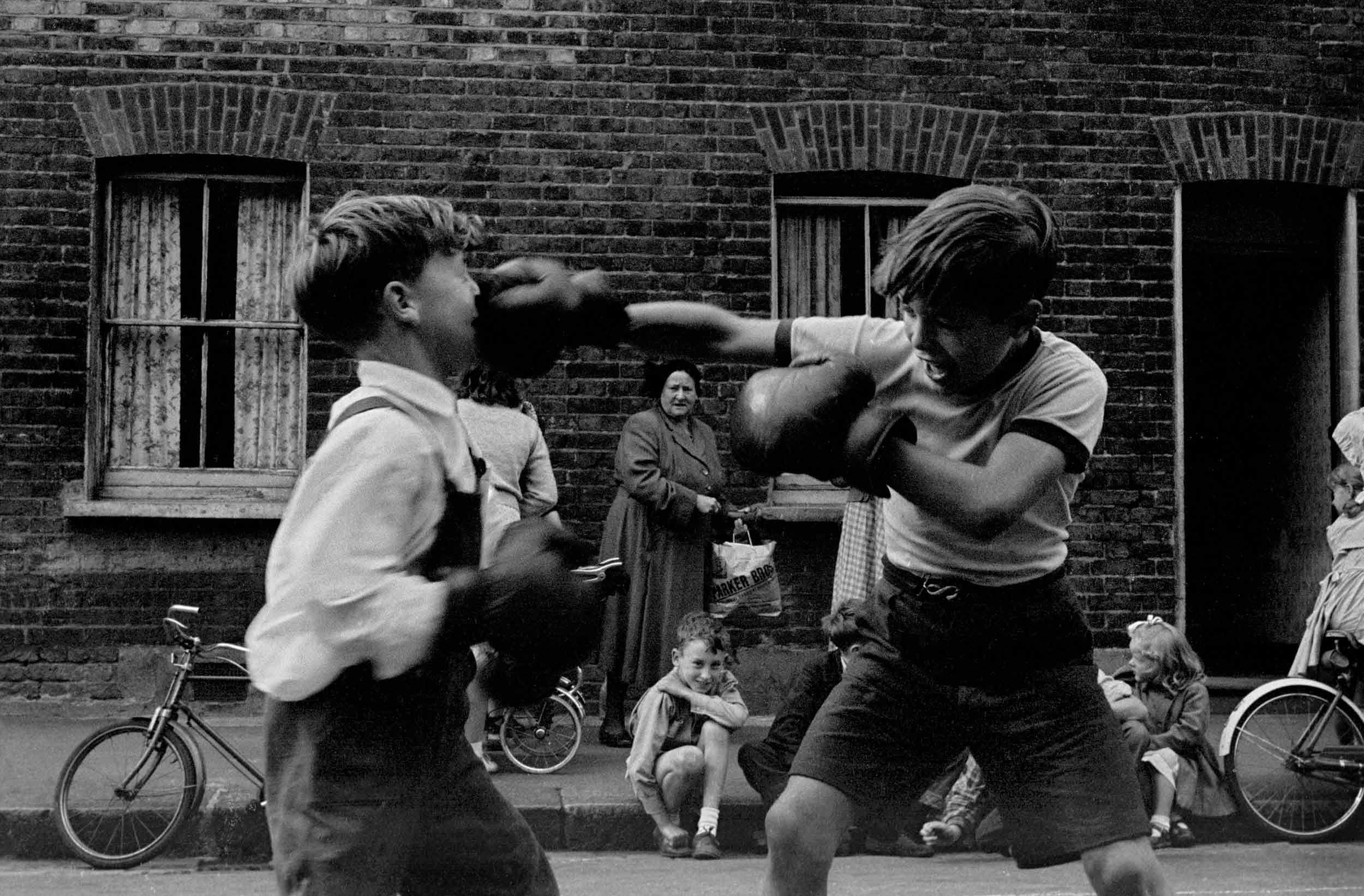 Combat de boxe entre enfants, quartier cockney de Lambeth, Londres, Angleterre
