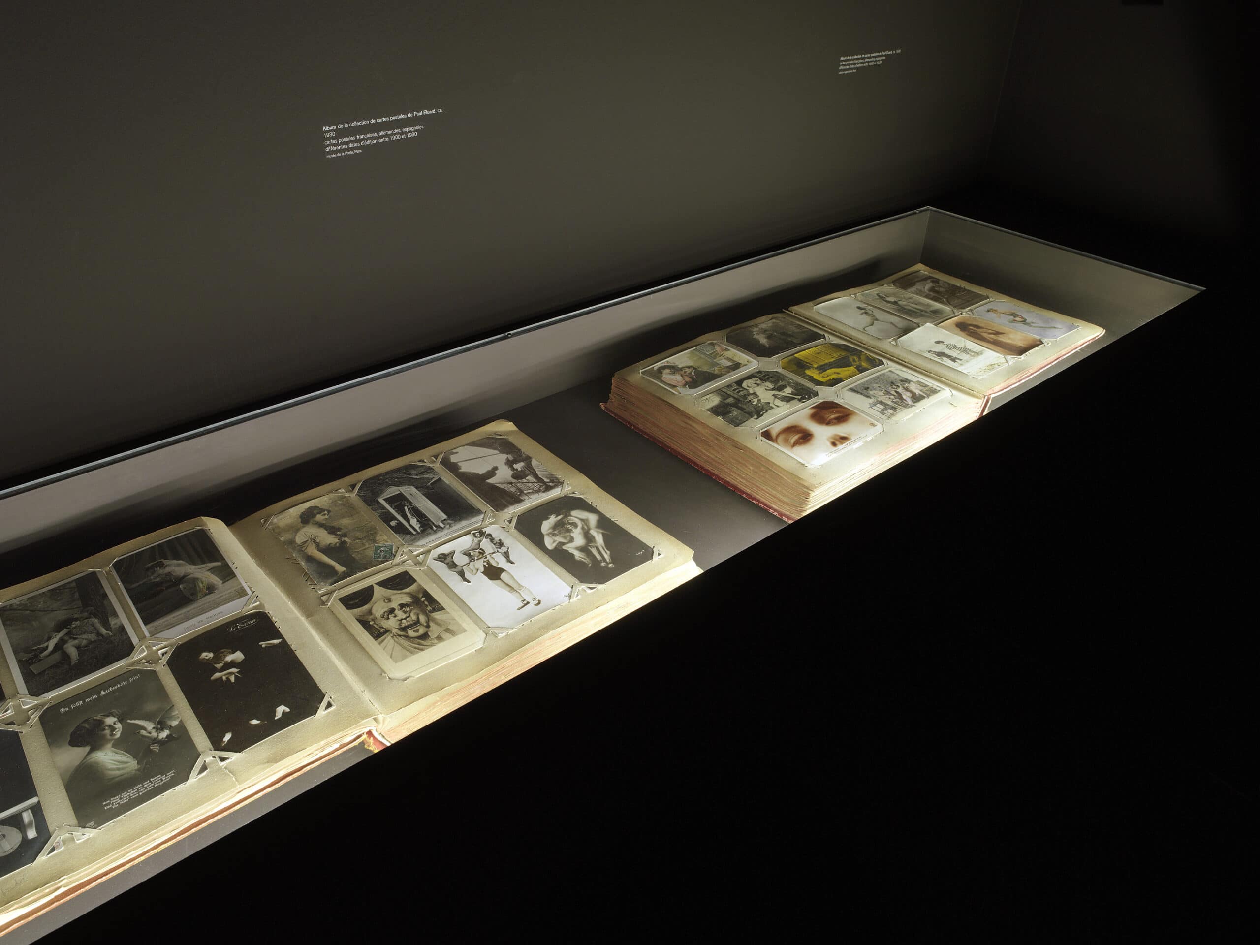 Albums de la collection de cartes postales de Paul Éluard, vers 1930, vue de l’exposition « La photographie timbrée », Paris Jeu de Paume / Hôtel de Sully, 2007