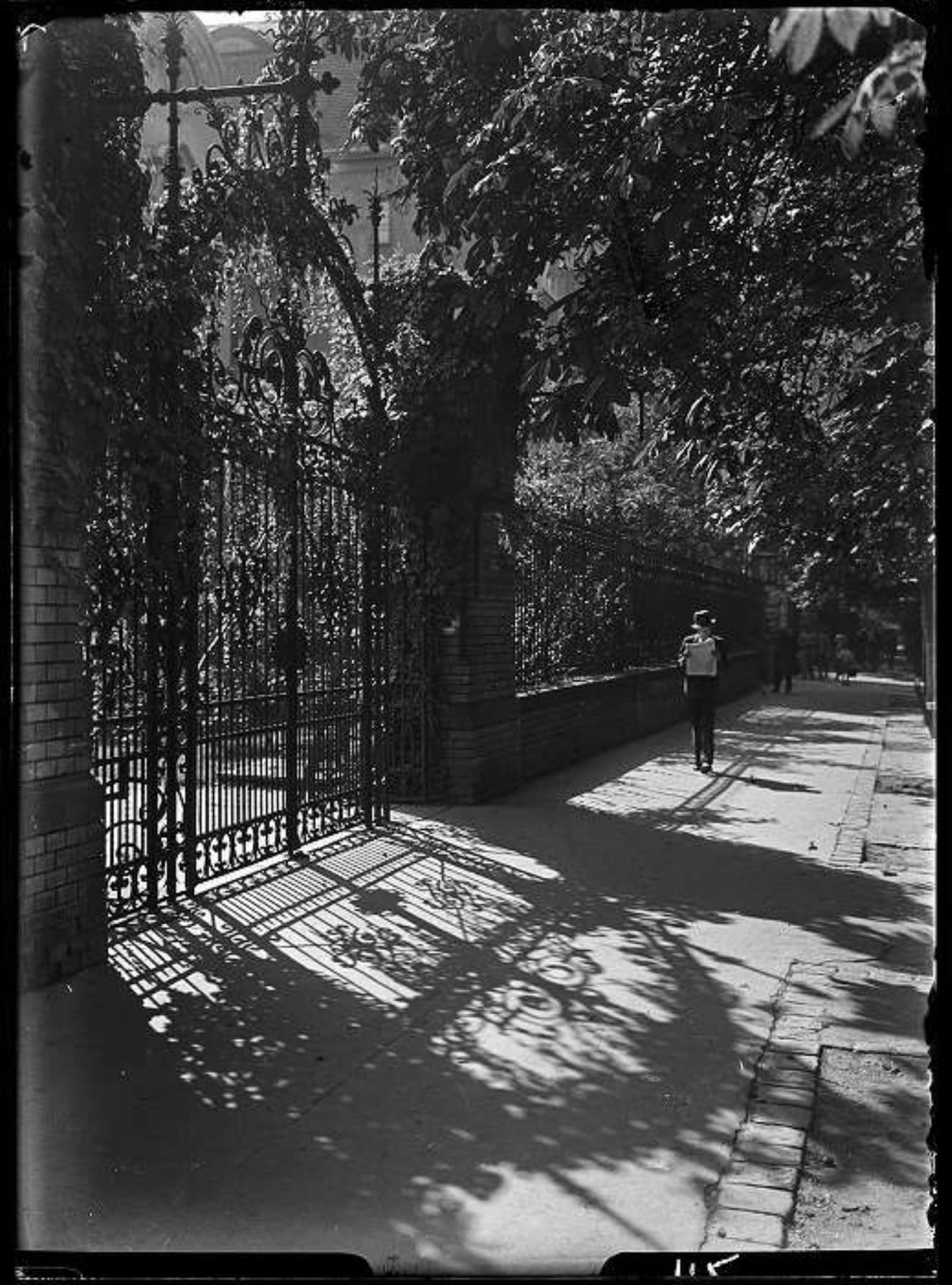 1b. Imre Kinszki, <i>Járókelők egy villa díszrácsos kapuja előtt</i> (“Pedestrians in front of the ornamental gate of a villa”), 1933 © FSZEK