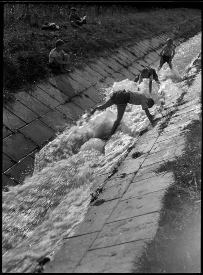 10b. Imre Kinszki, Vízmederben játszó gyermekek (« Enfants jouant dans un canal »), 1932 © FSZEK