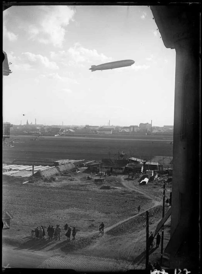11b. Imre Kinszki, Zeppelin léghajó Zugló felett (« Le dirigeable Zeppelin au-dessus de Zugló »), 1931 © FSZEK