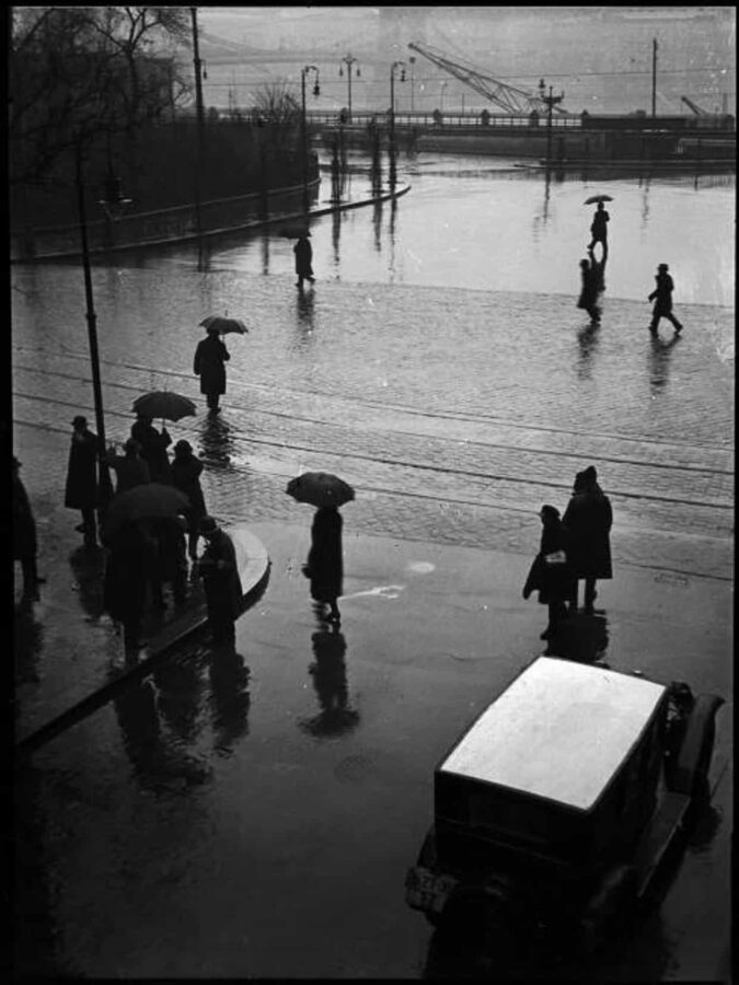 2b. Imre Kinszki, Járókelők esőben (« Piétons sous la pluie »), 1932 © FSZEK