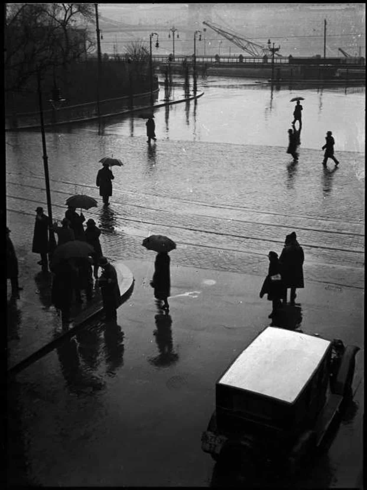 2b. Imre Kinszki, <i>Járókelők esőben</i> (“Pedestrians in the rain”), 1932 © FSZEK