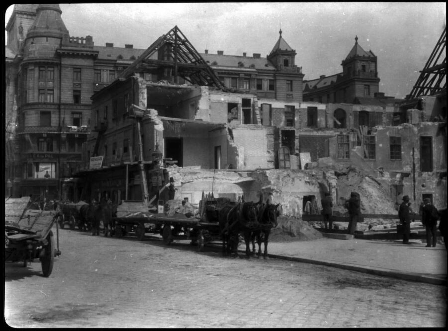 3b. Imre Kinszki, Az Orczy-ház bontása (« La démolition de la maison Orczy »), 1932 © FSZEK