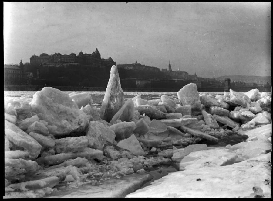 3a. Imre Kinszki, Feltorlódott jégtáblák a Dunán (« Blocs de glace amassés sur le Danube »), 1928 © FSZEK