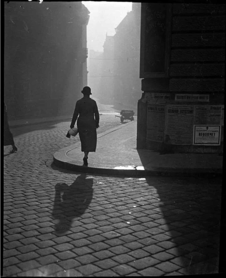 5b. Imre Kinszki, Utca ellenfényben (« Rue à contre-jour »), 1935 © FSZEK
