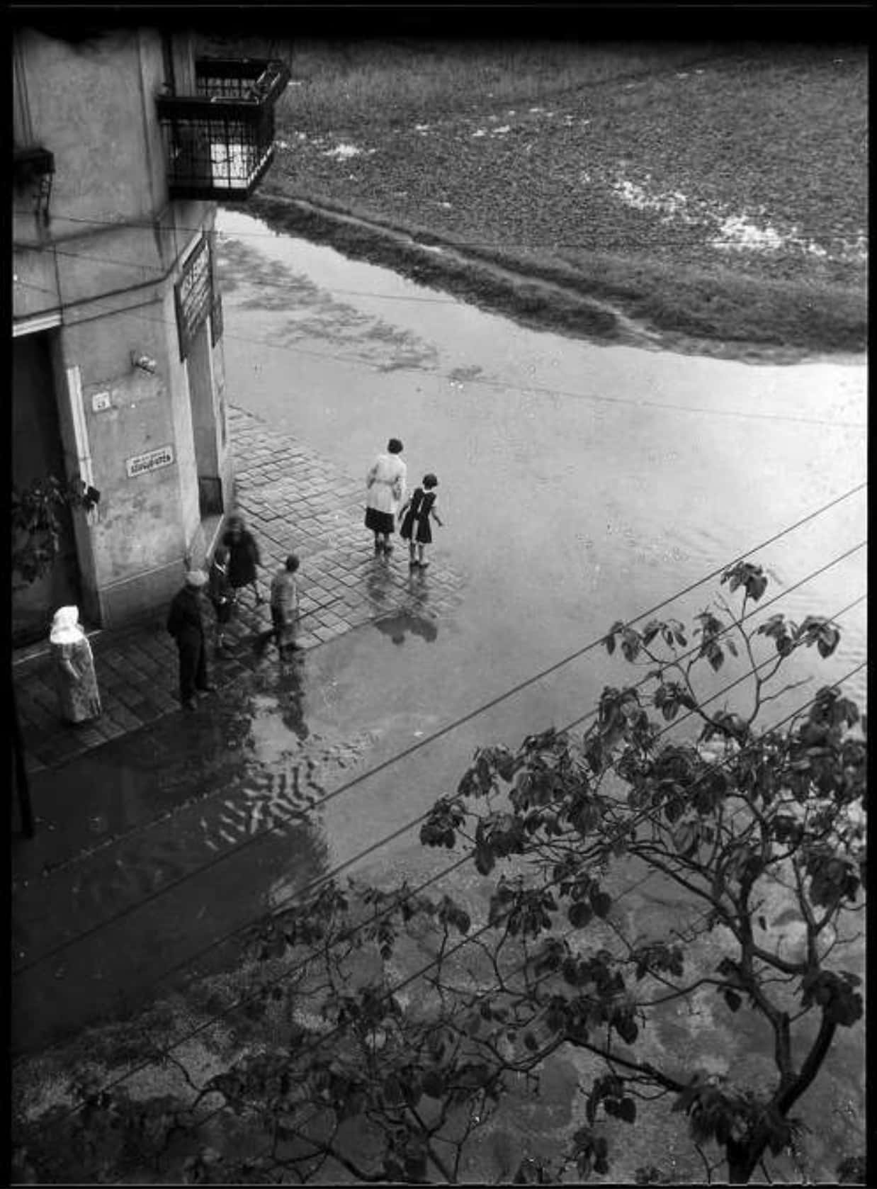 6a. Imre Kinszki, <em>Elöntött utcán</em> (« Dans une rue inondée »), vers 1930 © FSZEK