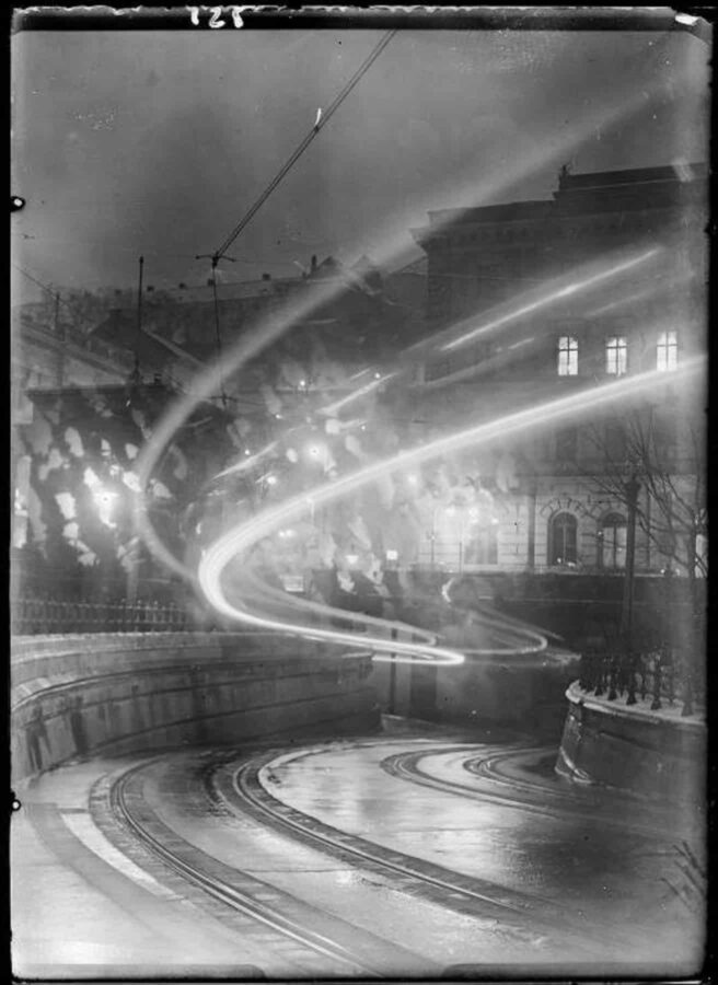 6b. Imre Kinszki, Fénycsíkok a Lánchíd budai villamos-aluljáróban (« Traits de lumière dans le passage souterrain du tramway au Pont des chaînes de Buda »), vers 1930 © FSZEK