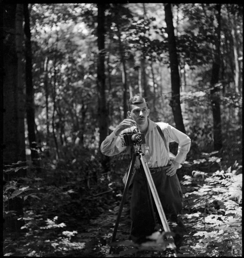 7a. Imre Kinszki, Kinszki Imre fényképezés közben egy erdőben (« Imre Kinszki en train de photographier dans la forêt »), 1936 © FSZEK