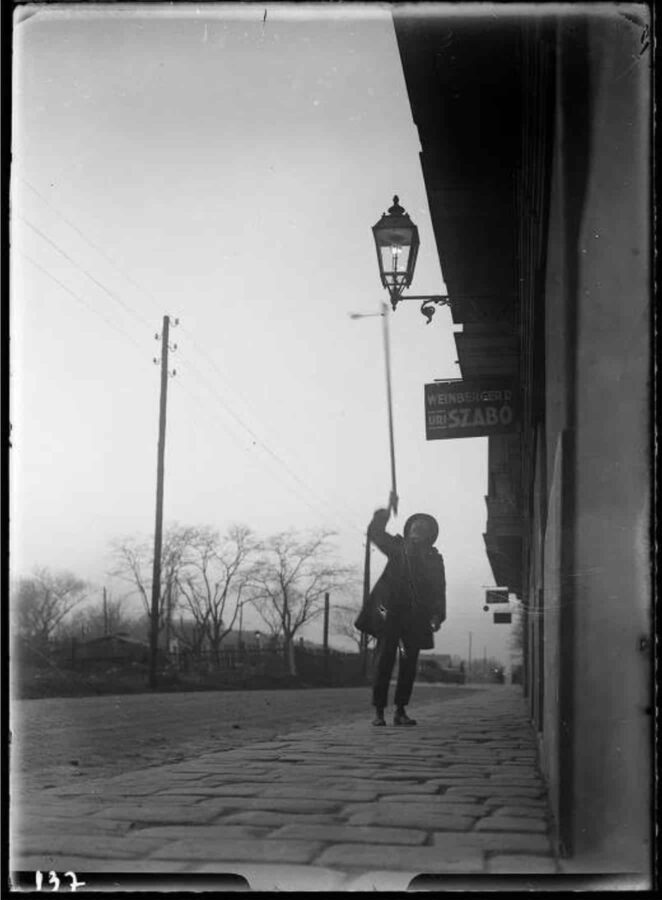 7b. Imre Kinszki, Lámpagyújtogató (« Allumeur de réverbères »), 1931 © FSZEK
